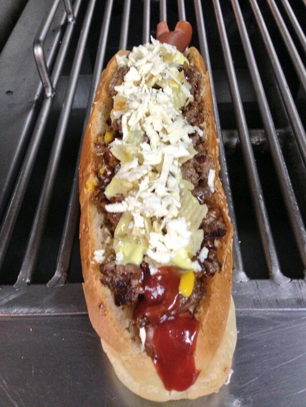 hotdogmandingo's tweet photo. Nuestro nuevo Hot dog tucodechancho http://t.co/IJm6bp3aqt
