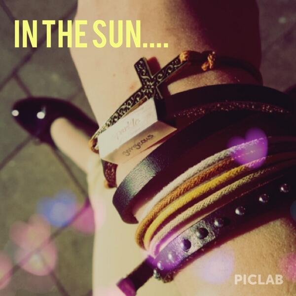 kkarwasinska's tweet photo. Wygrzewając się w słońcu ... #sun #yellow #bracelets http://t.co/t3pudyfDsj