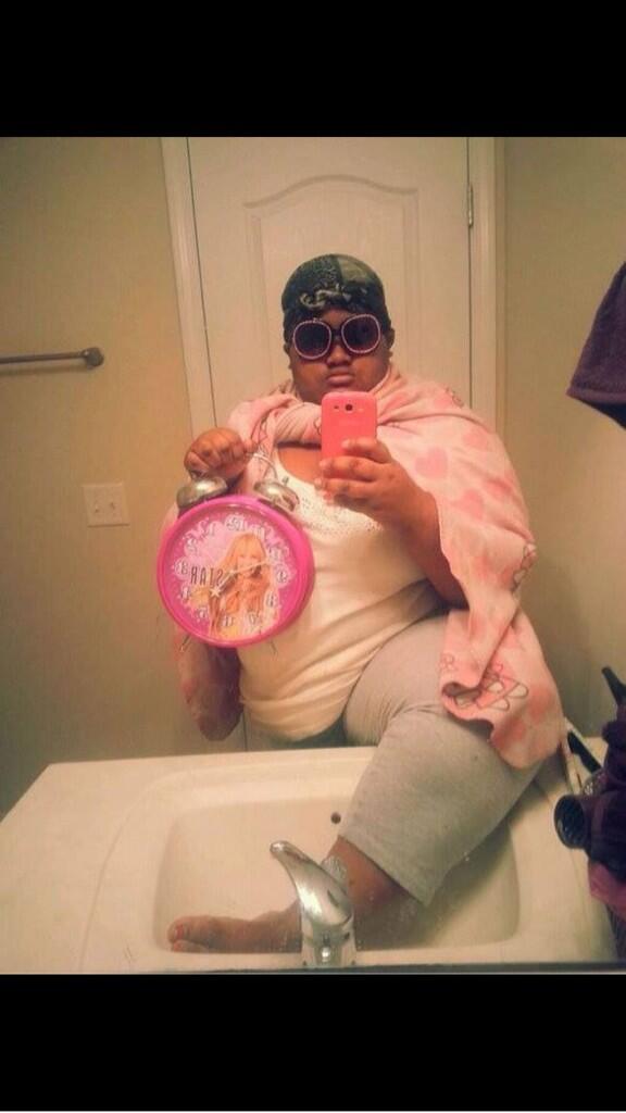 Theshinbone's tweet photo. FFs, fatty has been on my phone @again.😪 http://t.co/T9Lxo4Uqy9