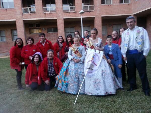 FallaRaval_C's tweet photo. Ravalers amb el premi del #llibret14 http://t.co/J6eh3ga6pP