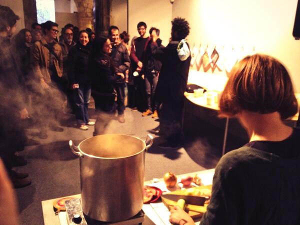 PlacaTurca's tweet photo. Comença "La sopa de pedres" amb el seu conte, ara i tota la tarda a @LaCapellaBCN  @EscolaMassana @lallotja_ http://t.co/FWoAdpGJey