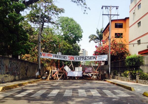 AnonymousVene10's tweet photo. #Valencia 12:44pm #13M #ResistenciaVzla http://t.co/fvNeFvVvHl