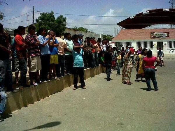 AnonymousVene10's tweet photo. Pobladores de Paraguaipoa Mcpio Páez Zulia protestan por escasez de alimentos. 1:30pm #13M #ResistenciaVzla http://t.co/nX4Hb87Z7i
