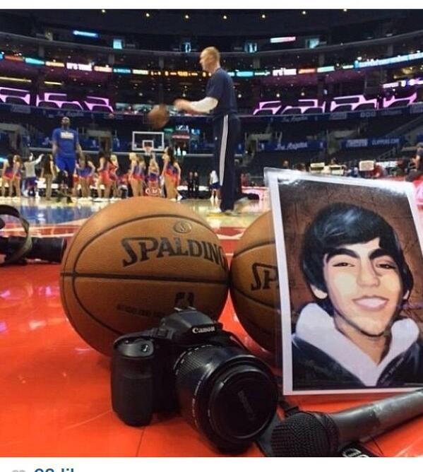 BaranTuncel's tweet photo. Efes Pilsen'de oynayan ABD'li basketbolcu Jamon Lucas Gordon, Berkin Elvan'ı twitter'da paylaştığı bu fotoğrafla andı http://t.co/QMuZ21CRoR