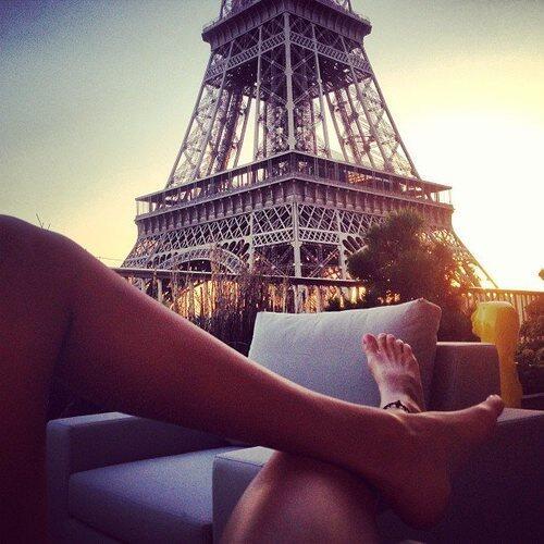 TorreEiffeI's tweet photo. Una tarde de Relax observando la #TorreEiffel. http://t.co/8aJcVEbfL3