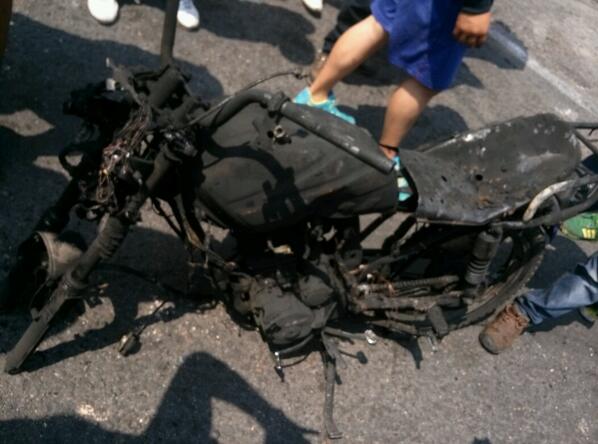 Franjamalm's tweet photo. Moto de tupamaro quemada en #Rubio #Tachira #13MSacaLaBasuraDeVenezuela #13M http://t.co/7Yn9NjbKqg