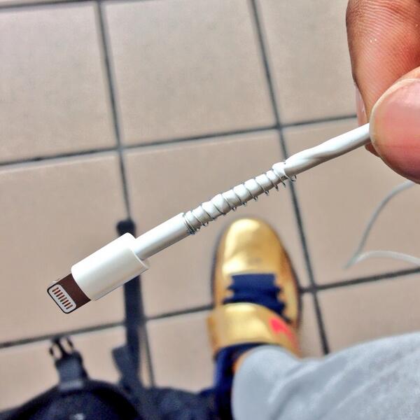 _RegularDegular's tweet image. A pen spring will save your charger's life..your pockets will thank you .. You're welcome ..