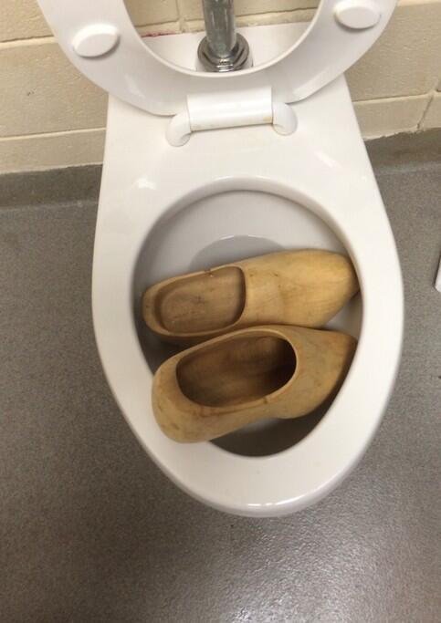 tvlerthegamer's tweet photo. someone clogged the toilet http://t.co/aFURcVRuRT