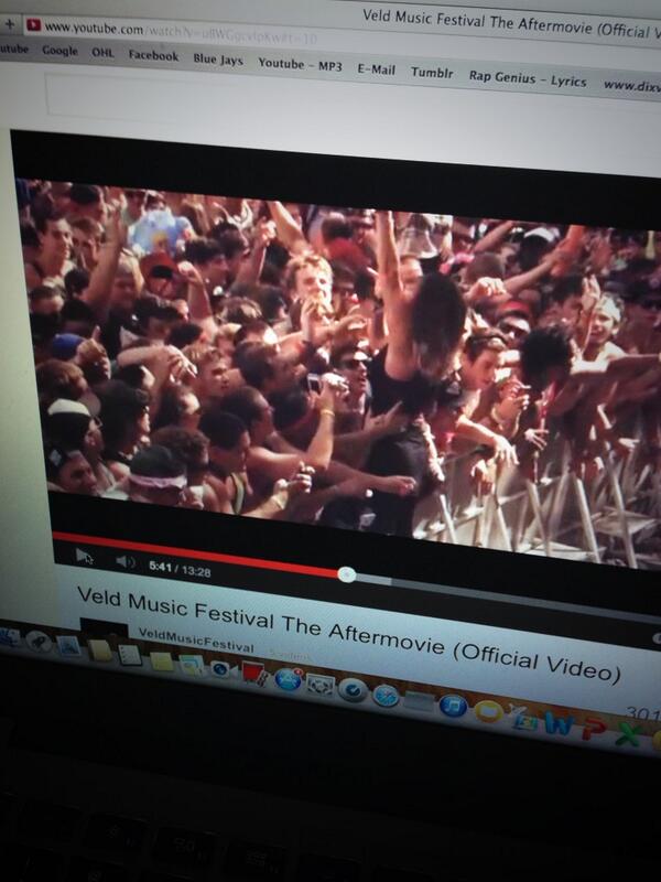 Volps95's tweet image. Hahahha unreal @stefalonzi @VELDFest #BottomLeft #PinkBandana