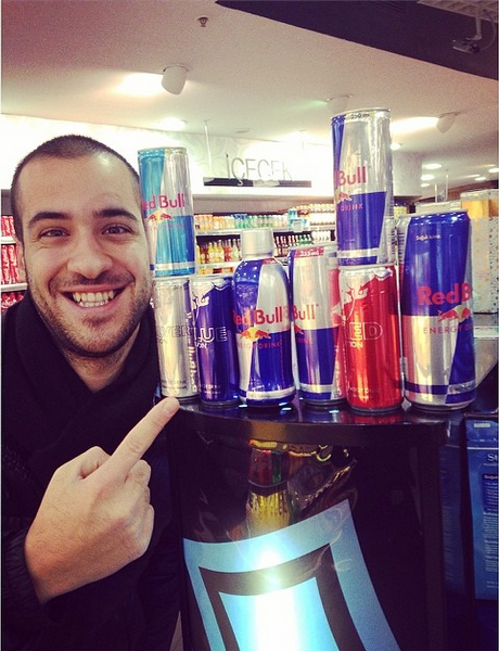 WanderlustBoun's tweet photo. Bize bu kadar Red Bull yeter 24 tane istemiyoruz! @AliCicioglu #canyoumakeit14 http://t.co/vIdJ0VOacF