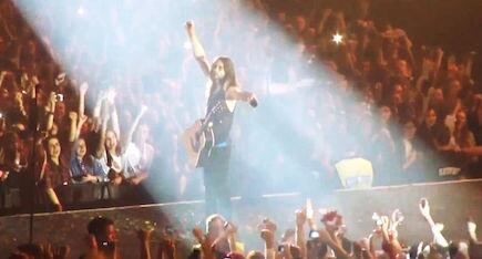Lilian_85's tweet photo. "@RYOTnews: VIDEO: Jared Leto and 30 Seconds to Mars rock out in Kiev's Independence Square http://t.co/gINLq77L4E http://t.co/E3PldP0lRw"