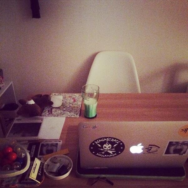 자다 깼는데 잠이 안와- 우유 마시면서 달리는 차들 구경중.