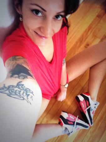 About to take sexy photos :) #girlfriend #sneakerslover #nike http://t.co/FJRHiTgP5z<a href="/tag/girlfriend"class="tags">#girlfriend</a><a href="/tag/sneakerslover"class="tags">#sneakerslover</a><a href="/tag/nike"class="tags"><span>#nike</span></a>