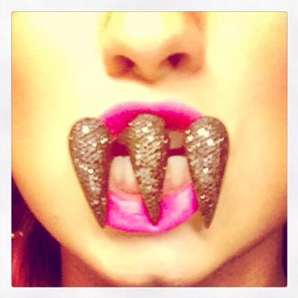ddlovato's tweet photo. Fangs. 😍😍💋💋 #ineedthisringinmylife #blackdiamonds @JasonofBH http://t.co/MqFV8nJFzW