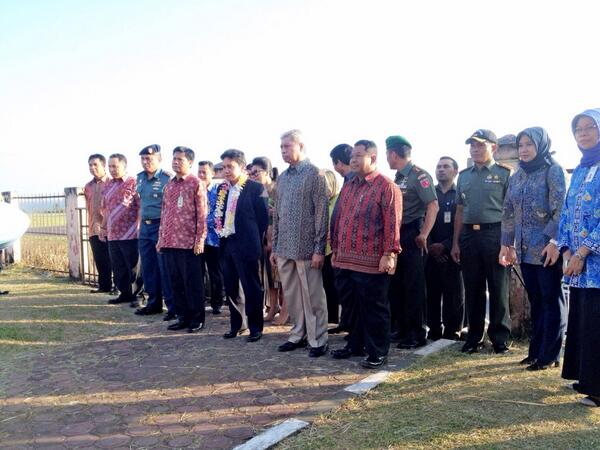 apratama560's tweet photo. Penjemputan Deputi Gubernur Senior Bank Indonesia (at Bandara babbullah ternate) http://t.co/5TpAZjLp1D