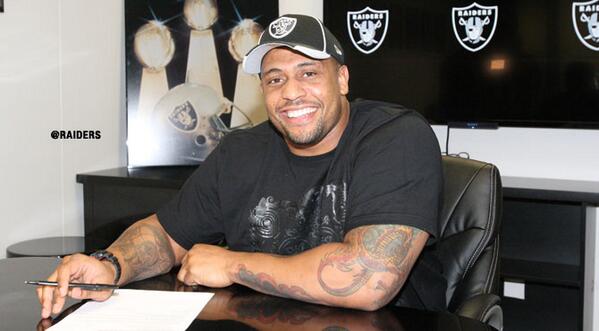 Raiders's tweet photo. The Oakland Raiders have signed unrestricted free agent LB @LaMarrWoodley: http://t.co/ct9Nhwbjix http://t.co/QT6XLIM832
