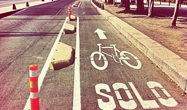 CiclistasDF's tweet photo. Ciclovía: Infraestructura vial confinada para el tránsito de bicis, el sentido d circulación es el mismo que la calle http://t.co/g362nTCTni