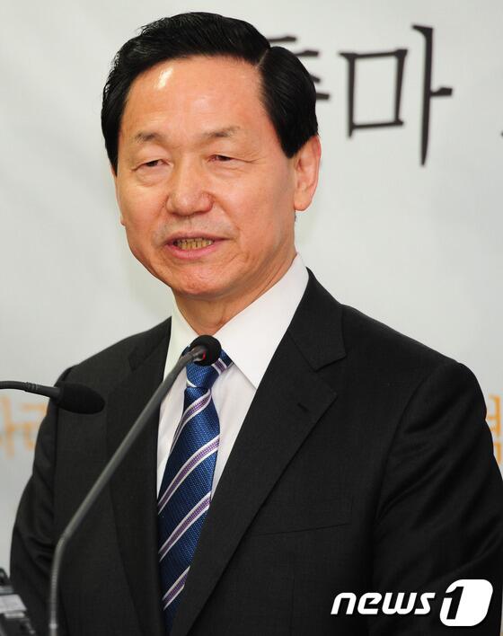 bdecem52's tweet photo. 김상곤의 공짜버스 일년의 세금은 1조원
4년이면 4조인데 경기도민은 돈 내고 버스타고 4조원으로 차세대 전투기40대 사면 경기도민 북한으로 부터 핵폭탄 공포에서 벗어난다.개똥같은 공약은 한마디로 개똥일 뿐이다 http://t.co/vGgJ7KBnXk