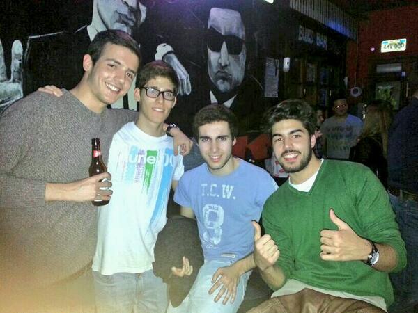 anasalom8's tweet photo. Qe m manden sta foto d m brother con ms sevillanos y otras formas d alegrarme la noche y hacrme beber +cubatas!Os amo http://t.co/HqtFYrR8RL