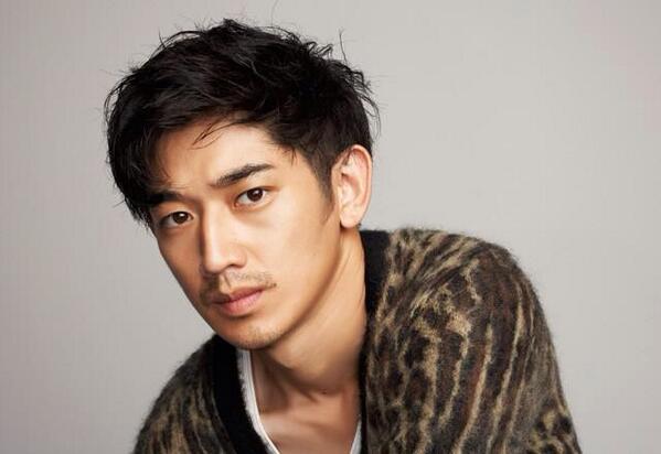 ためになるヘアーガイド 刈り上げたサイドを全部見せなくてもいいんです トップを自然にかぶせてスタイリングすれば一般受けする感じになります サイドの魅せ方で印象はかわりますよ おしゃれな芸能人っていいですね Chiaro 参考になったらrt Http