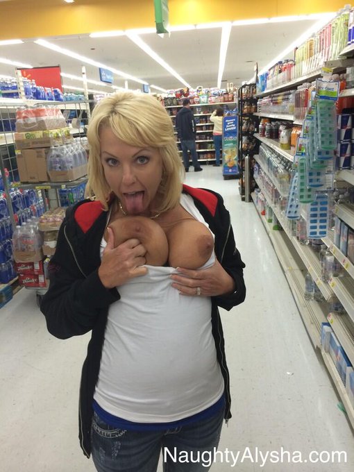 Stopped at a grocery store to buy a few things for the RV, and wouldn't you know it... my titty fell<a href="/tag/bucslife"class="tags"><span>#bucslife</span></a><a href="/tag/bucsfan4life"class="tags"><span>#bucsfan4life</span></a>
