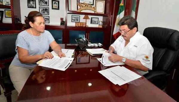 Cesaarpoot's tweet photo. Firma convenio para apoyar al colegio de Bachilleres @AgapitoMaganaS @betoborge @fabian_vallado @Josealberto2 http://t.co/k7HyMh6ocp