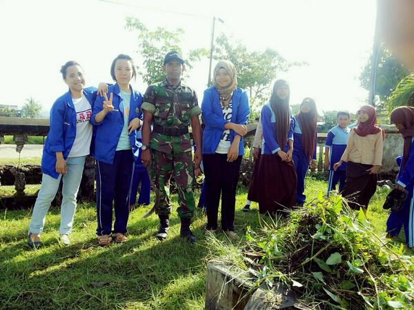 Umayirahayu's tweet photo. kerja bakti bersama warga soreang http://t.co/Zf9imcDk0C