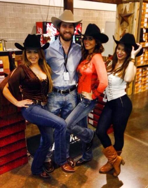 adrianacalhoon's tweet photo. mañana. Viernes de Entre tacones #encomplicidad #aztecaamericahouston #rodeohouston http://t.co/X1Iah5l0IV