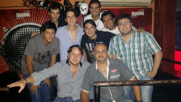 Nicolasfer007's tweet photo. Arrancamos los jueves universitarios de MOES equipo completo.... http://t.co/TBc5UDDm2R