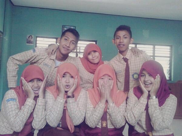 LillaAwepe's tweet photo. We are young ;;) @Runma33 @inayah_biwi @lenaDwita @Novryaisme @Dani_Jopros @Andrianto08 http://t.co/121213lJl5