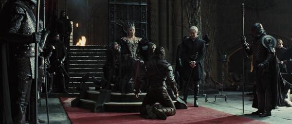 _QueenRavenna's tweet photo. Me talking to @TheHuntsmanEric http://t.co/9WeHlRC9Gr