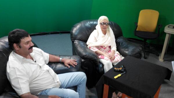JointMumbai's tweet photo. Behind The Scenes at #JointMumbai 
@sureshnmenon &amp; @DrishtiV 
#nanapatekar #Krantiveer #Crazyoldwoman #Parody #lol http://t.co/aOmS1ELXFl