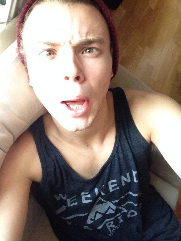 Ashton5SOS tweet picture