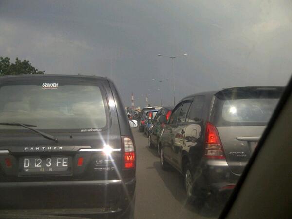 SeblakQue's tweet photo. Hindari flyover pasupati,macet banget arahh cicaheum CC: @PRFMnews http://t.co/DBFbYmZFsZ