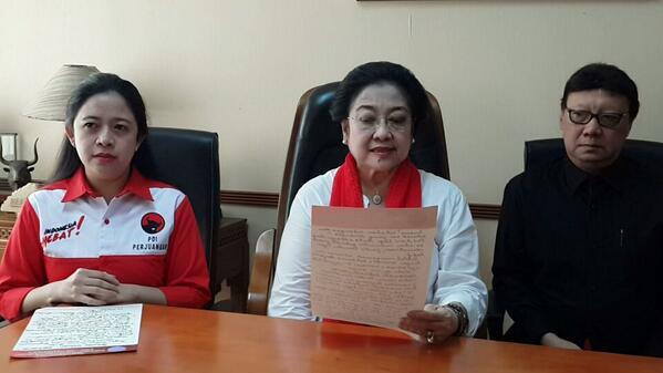 Megawati lit la déclaration manuscrite nominant Jokowi comme candidat à l'élection présidentielle. © Jakarta Post