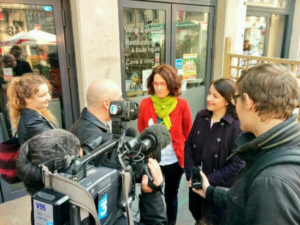 CecileDuflot's tweet photo. RT @EELVLyon: Ce matin @CecileDuflot est venue soutenir @EmelineBaume et @EtienneTete à Lyon #inspirezlyon #Lyon2014 http://t.co/otKiNUGasw