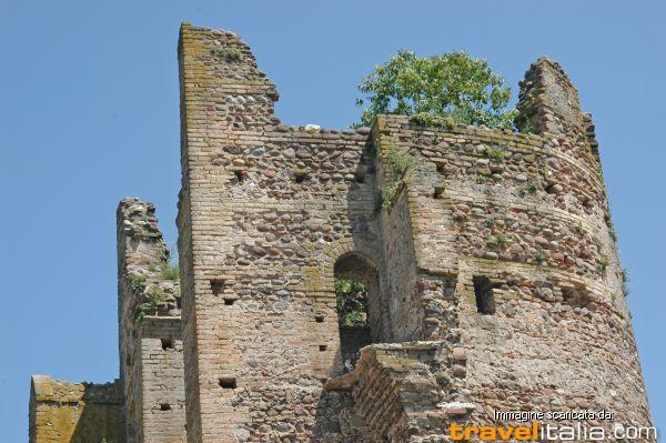 RobGrassilli's tweet photo. #TheGreatBeauty in Italy is everywhere! @travelitalia: #Verona #Italia Castello Scaligero di Valeggio sul Mincio http://t.co/GM6FoHKDyx