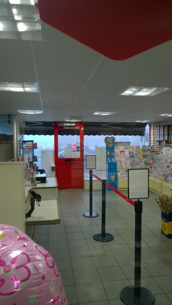 HigherBebPO's tweet photo. It's a proper peasouper fog day today, we can just about see our balloons tied to the A-board outside the Post Office http://t.co/URX4z7wao6