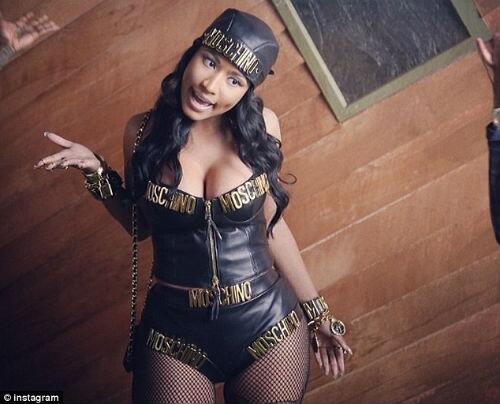 Aquí tienes las primeras imágenes del nuevo vídeo de Nicki Minaj, a lo “femme fatale” total. bit.ly/1gvWUJ8