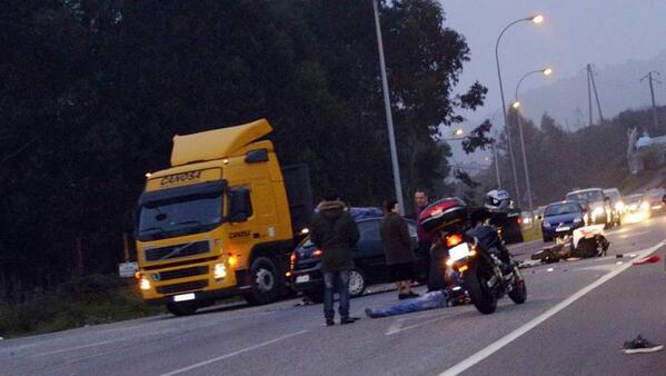 lavozdegalicia's tweet photo. Un motorista, herido grave en un accidente de tráfico en Arteixo. La moto quedó partida en dos http://t.co/mgFdSa165N http://t.co/BLeKBk6xrL