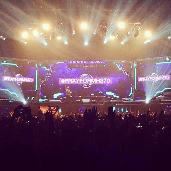 asot's tweet image. Very special moment in Kuala Lumpur! 35,000 people praying together for #MH370 #PrayForMH370 #ASOT650MY