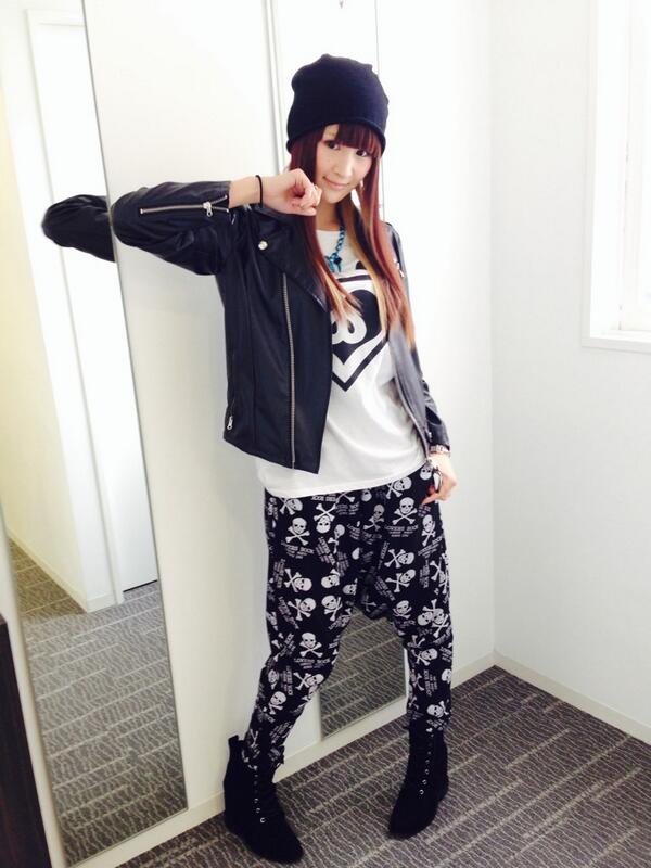 小林ゆう 公式 No Twitter 小林ゆうですなう 本日の発表会のお衣装はこちらになりますなう 笑顔のドクロさんがたくさんいらっしゃるサルエルに スーラバさん 小林ゆうのコラボtシャツを着させて頂きましたなう アクセは昨日のネックレスのお色違いのブルーですな