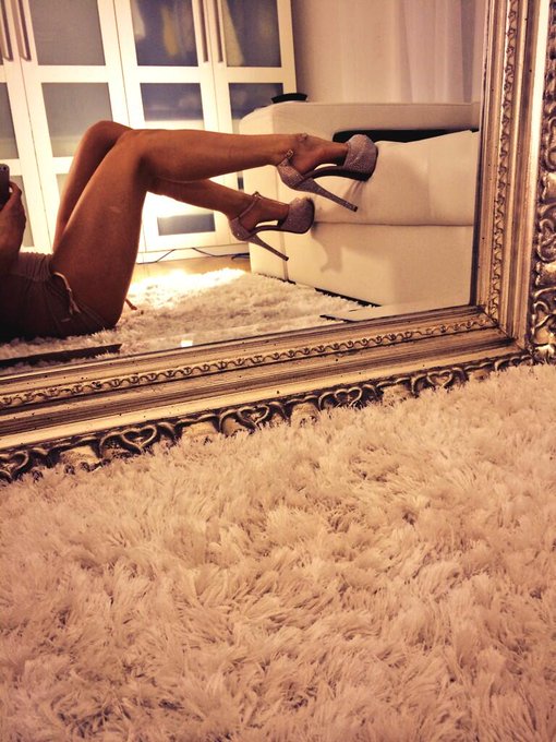 For my legs lovers ! #FootjobFriday #GODDESS #heels #legs #SexyModels #FFriday http://t.co/gWOpVykzq