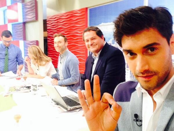 Ifranzani's tweet photo. En el @buenosdiatodos adelantando papitas @granavenidaTVN #selfiematinal @tv_mauricio @jordicastell @KarendTV http://t.co/DjfNC3UBPM