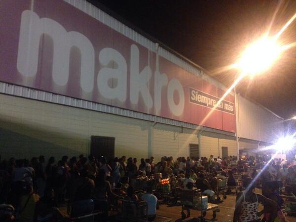 Cola de más de 800 personas a esta hora para comprar leche #13M 5:36 pm  Makro Charallave vía @AngeloMendozaOf