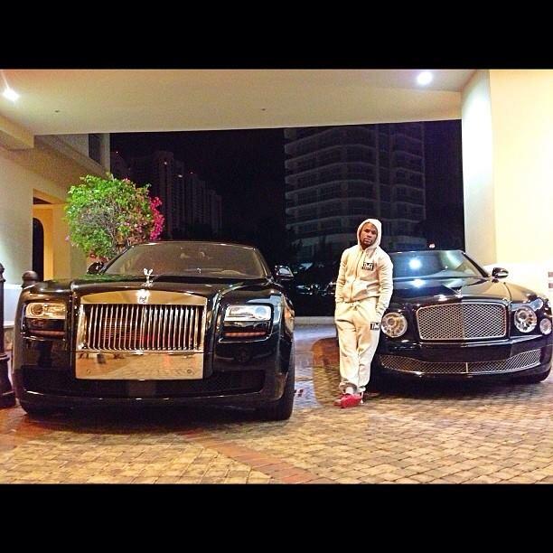 セレブの車 Celeb Rides 世界5階級制覇王者の最強ボクサー フロイド メイウェザー と彼のblack Toys ロールスロイス ゴースト Amp ベントレー ミュルザンヌ フロイドメイウェザーの車 プロボクサーの車 セレブの車ロールスロイス Http T Co