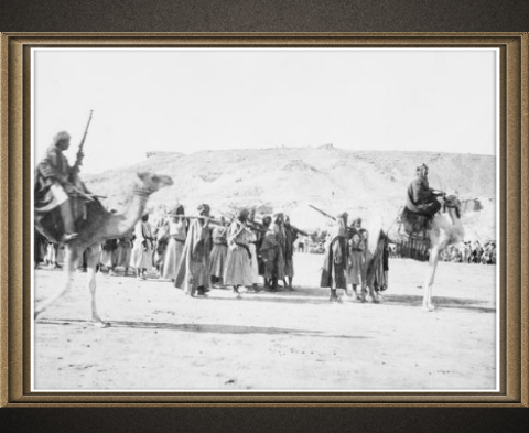 صورة الشيخ سعد بن غنيم المرواني الجهني وهو يتقدم رجال من قبيلة جهينه الصورة التقطت في #العيص  
وتاريخها 1335 هجرية