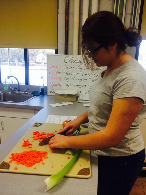 jnmaldonado's tweet image. Knife skills!  #culinarybasics #leydenpride @cristalramire13