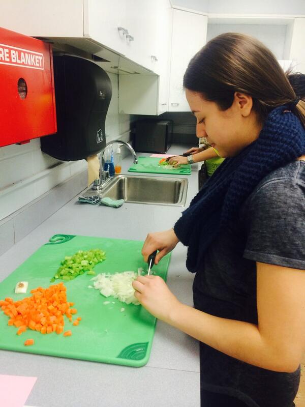 jnmaldonado's tweet image. Knife skills! #culinarybasics #leydenpride @olyssalee