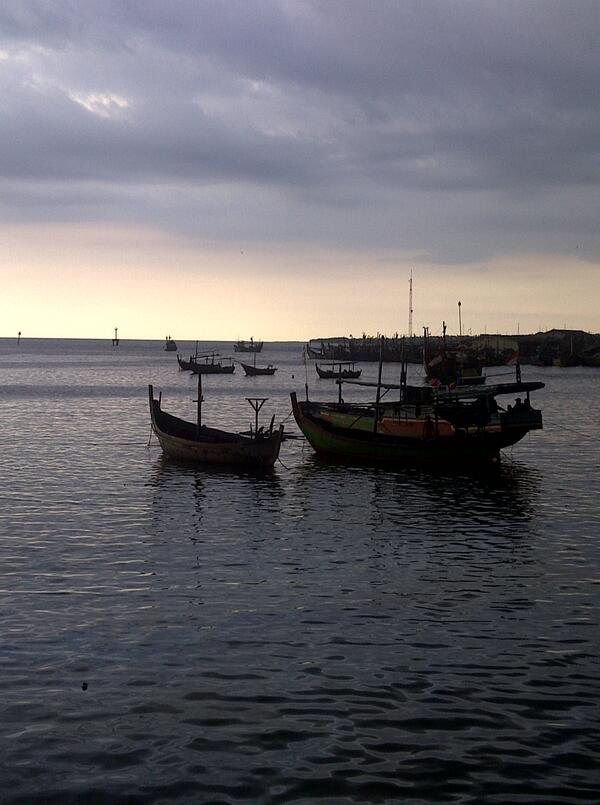 Mas_Singkong's tweet photo. Apike rek fotone"@FotoLamongan @info_brondong suatu senja di pantai brondong  http://t.co/Iwe8KNXUIJ